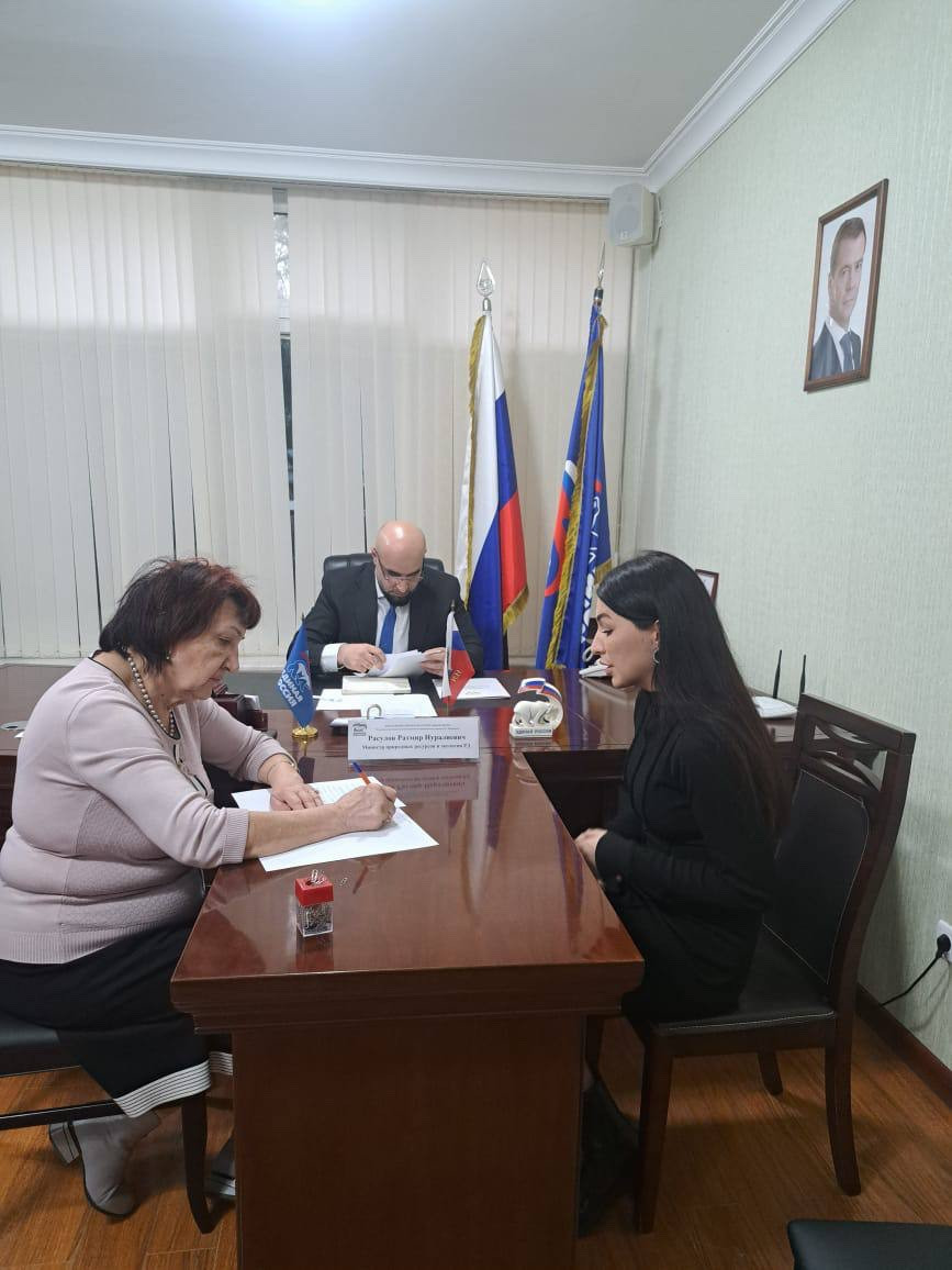 Ратмир Расулов провел прием граждан в общественное приемной партии "Единая Россия"